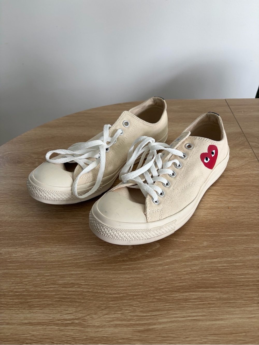 Comme des Garçons PLAY x Converse Off-White Low Top Sneakers unisex